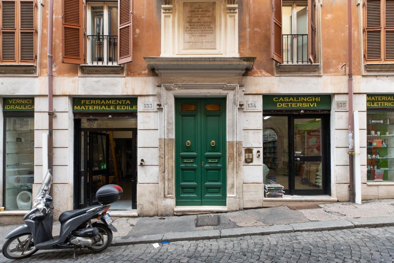 Basic - 350 M Far From Fontana Di Trevi * Roma